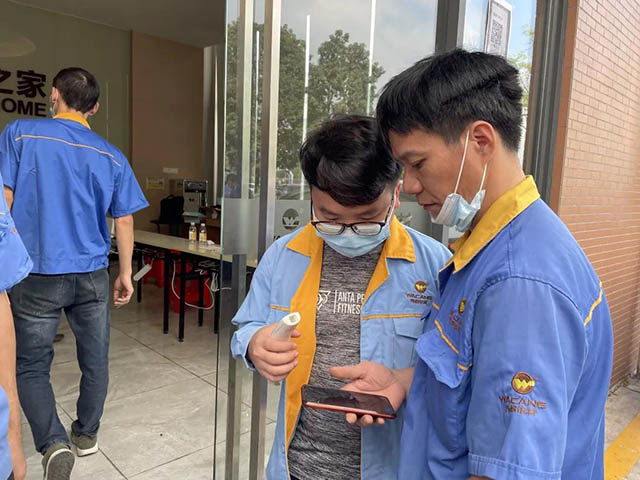優(yōu)秀的志愿者為員工進行操作指導