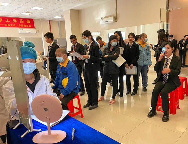 員工們輪流進(jìn)行視力檢查，整個過程井然有序。