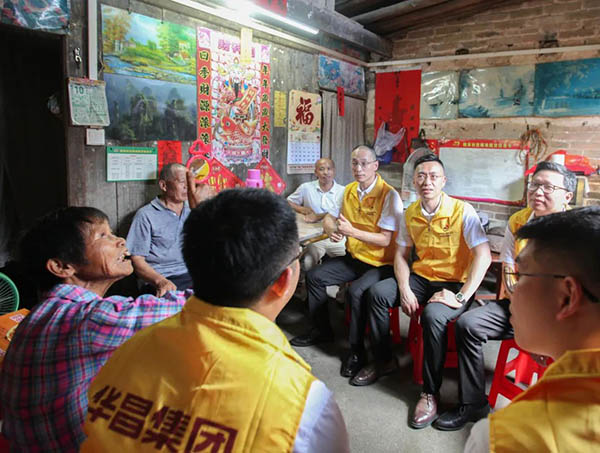 華昌集團與賀江村落實了現(xiàn)金捐贈、黨建結對共建、就業(yè)幫扶等事項