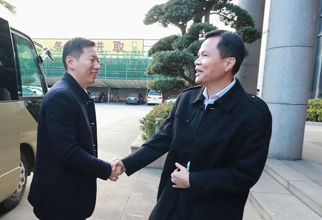 公司領(lǐng)導(dǎo)熱情接待并帶領(lǐng)管副市長一行人參觀車間