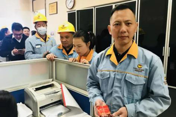 收到新年糖、購物卡等新春福利，員工們展現(xiàn)出喜悅的笑容