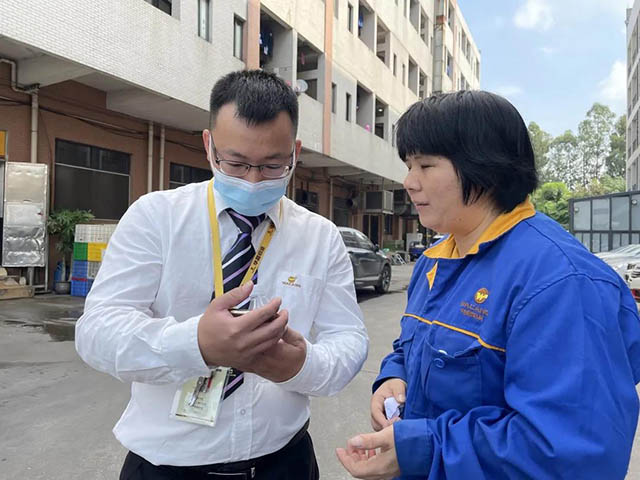 優(yōu)秀的志愿者為員工進行操作指導
