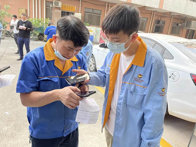 優(yōu)秀的志愿者為員工進行操作指導