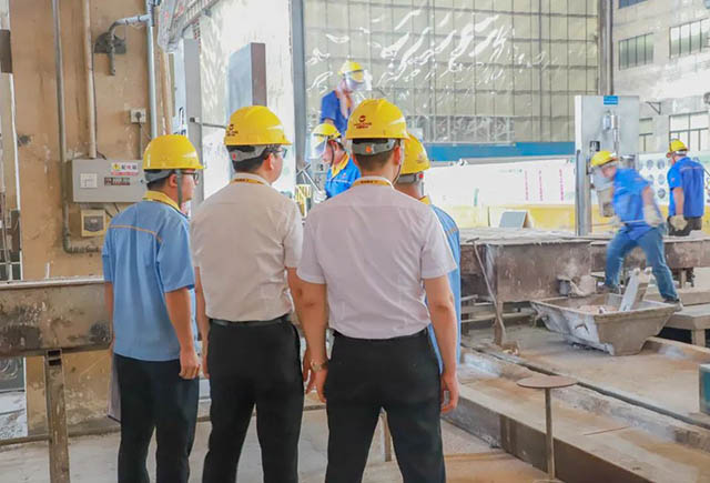 強(qiáng)化現(xiàn)場(chǎng)應(yīng)急處置,提升企業(yè)應(yīng)急能力_華昌集團(tuán)開展熔鑄車間鋁液泄漏專項(xiàng)演練