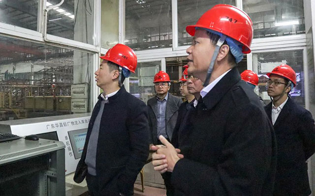 公司領(lǐng)導(dǎo)熱情接待并帶領(lǐng)管副市長一行人參觀車間