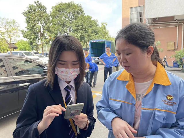 優(yōu)秀的志愿者為員工進行操作指導