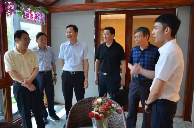 【華昌動(dòng)態(tài)】熱烈歡迎國(guó)務(wù)院參事、中國(guó)有色金屬工業(yè)協(xié)會(huì)陳全訓(xùn)會(huì)長(zhǎng)一行蒞臨華昌指導(dǎo)工作！